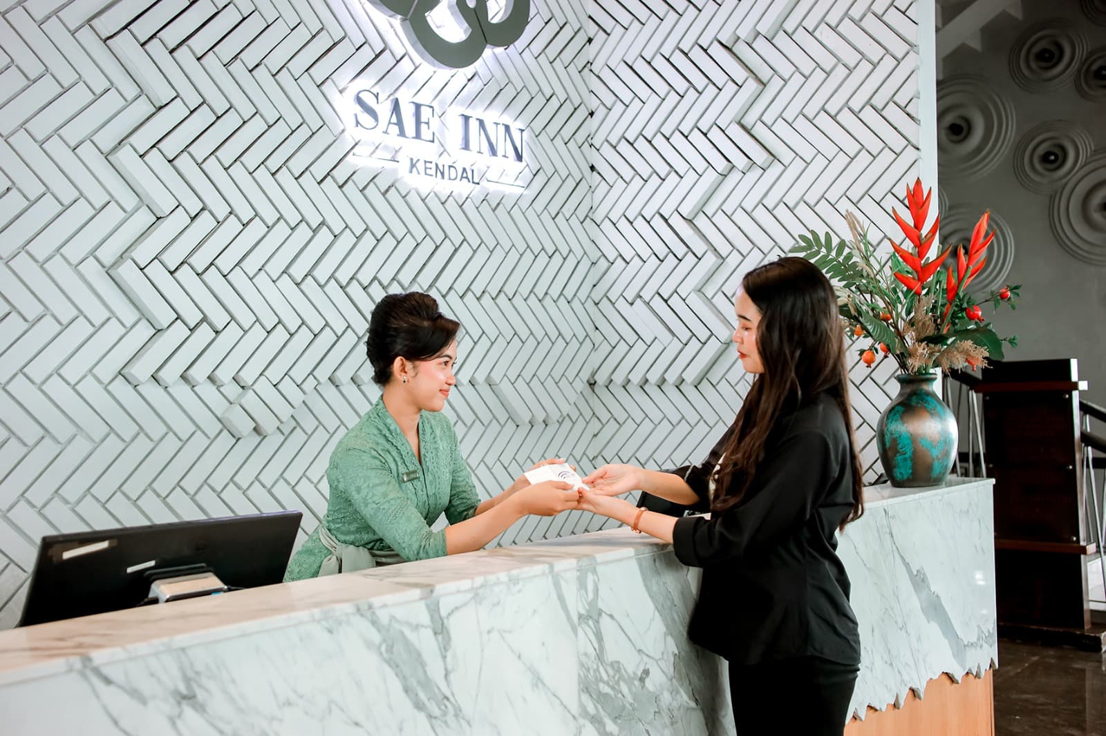 Lobby dan Resepsionis Hotel Sae Inn Kendal - Layanan 24 Jam